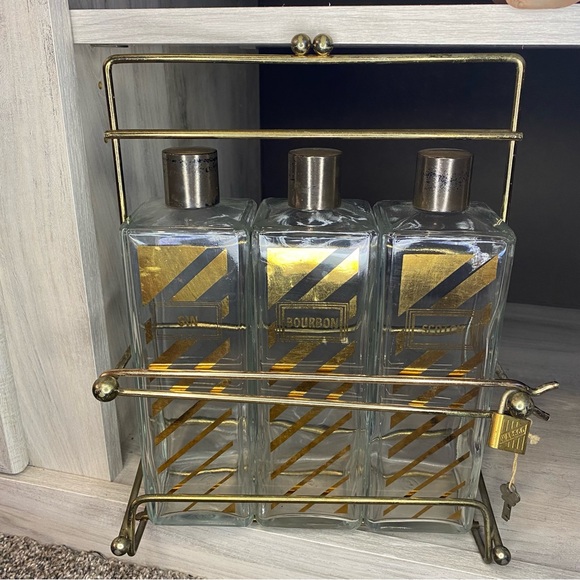 Vintage Decanter with Caddy, three bottle tantalus w Scotch, Bourbon Gin Labels - Picture 11 of 15